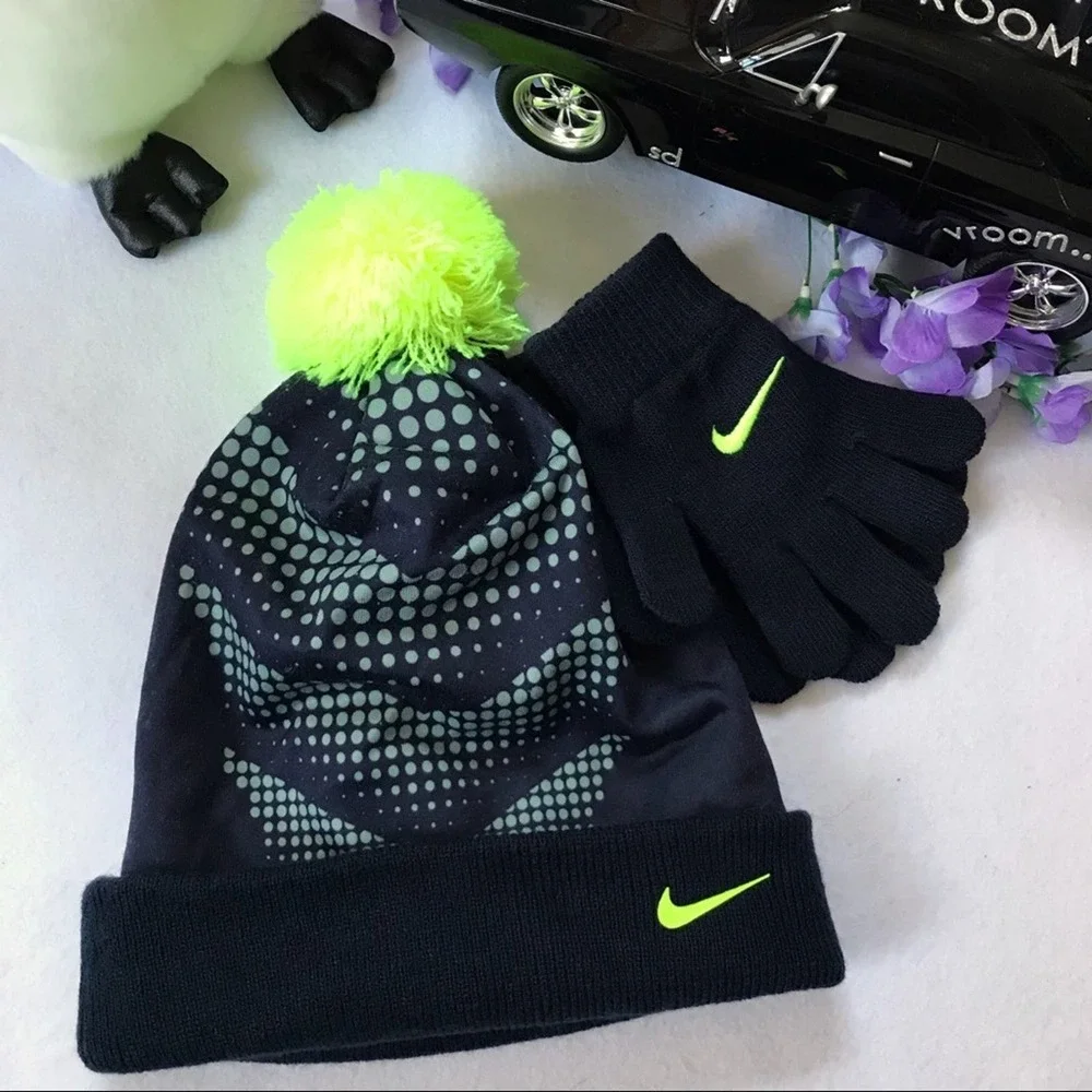 Nike NWOT Beanie with Gloves Set Youth OS (8/20)